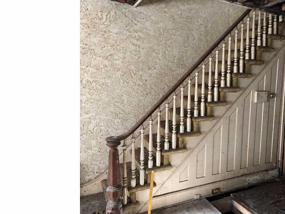 2nd image of 621 W 4th St