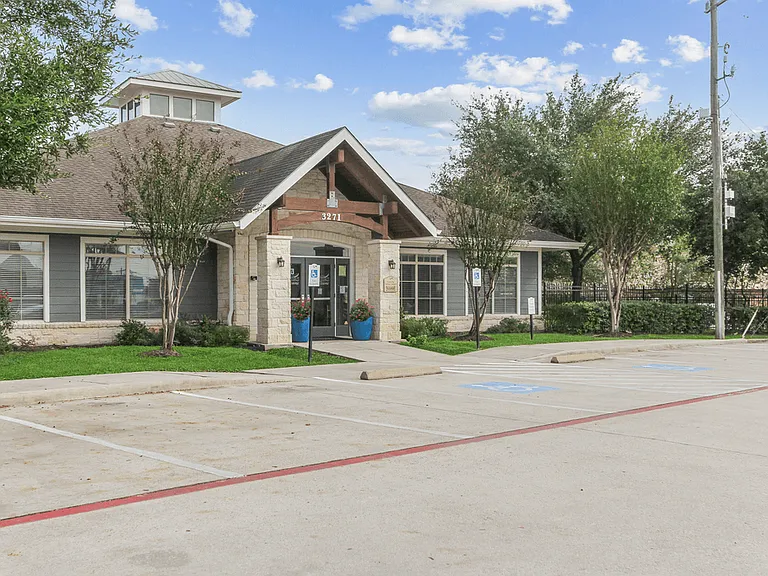The Villas at Shaver Apartments — Photo 27