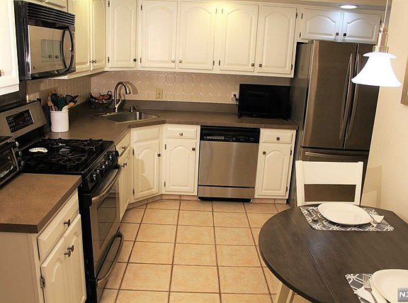 5th image of 152 Surrey Ct