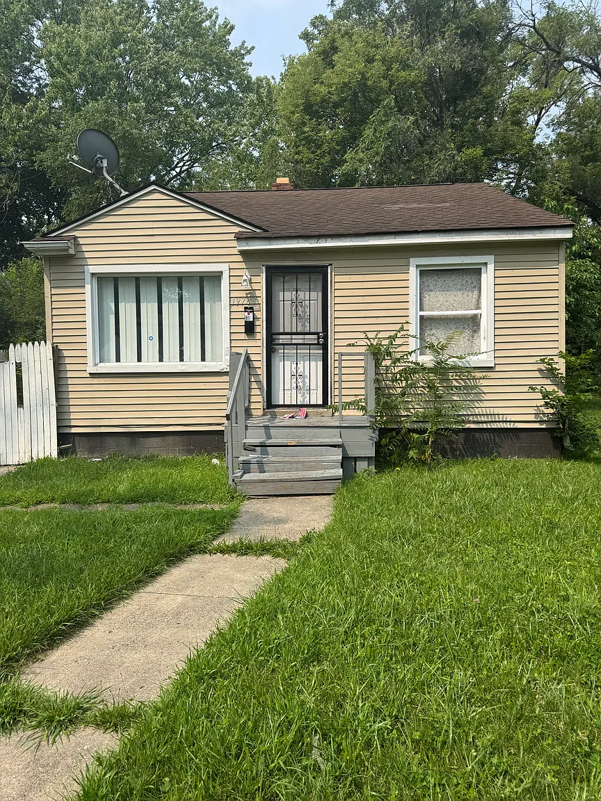 19787 Oakfield St photo 1
