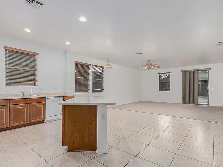 3209 W Saint Catherine Ave — Photo 10