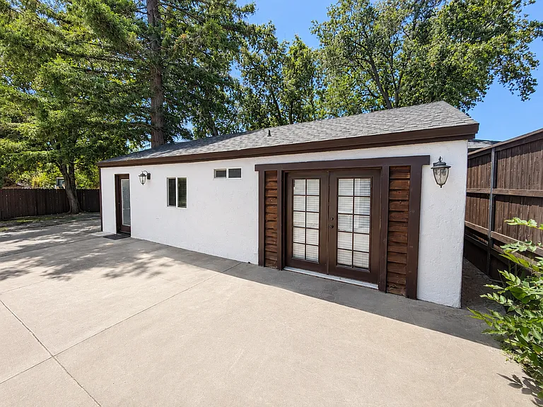 2245 Ceanothus Ave — Photo 2