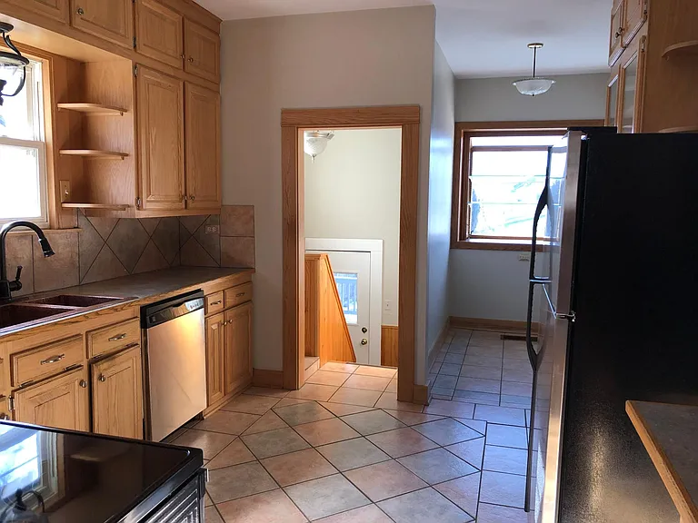 571 S Corona St — Photo 10