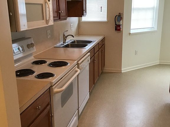 2nd image of 876 Salisbury Ct APT 4