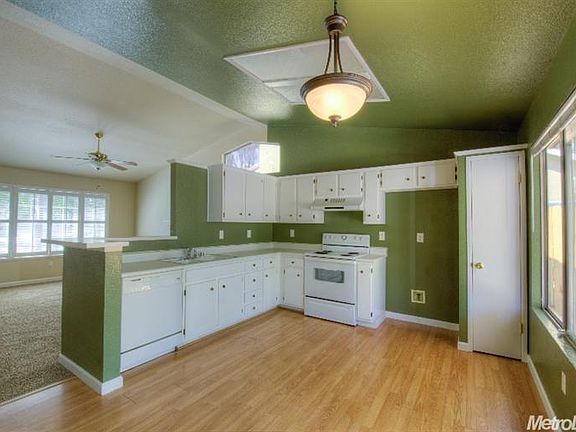 4th image of 709 Waddell Way