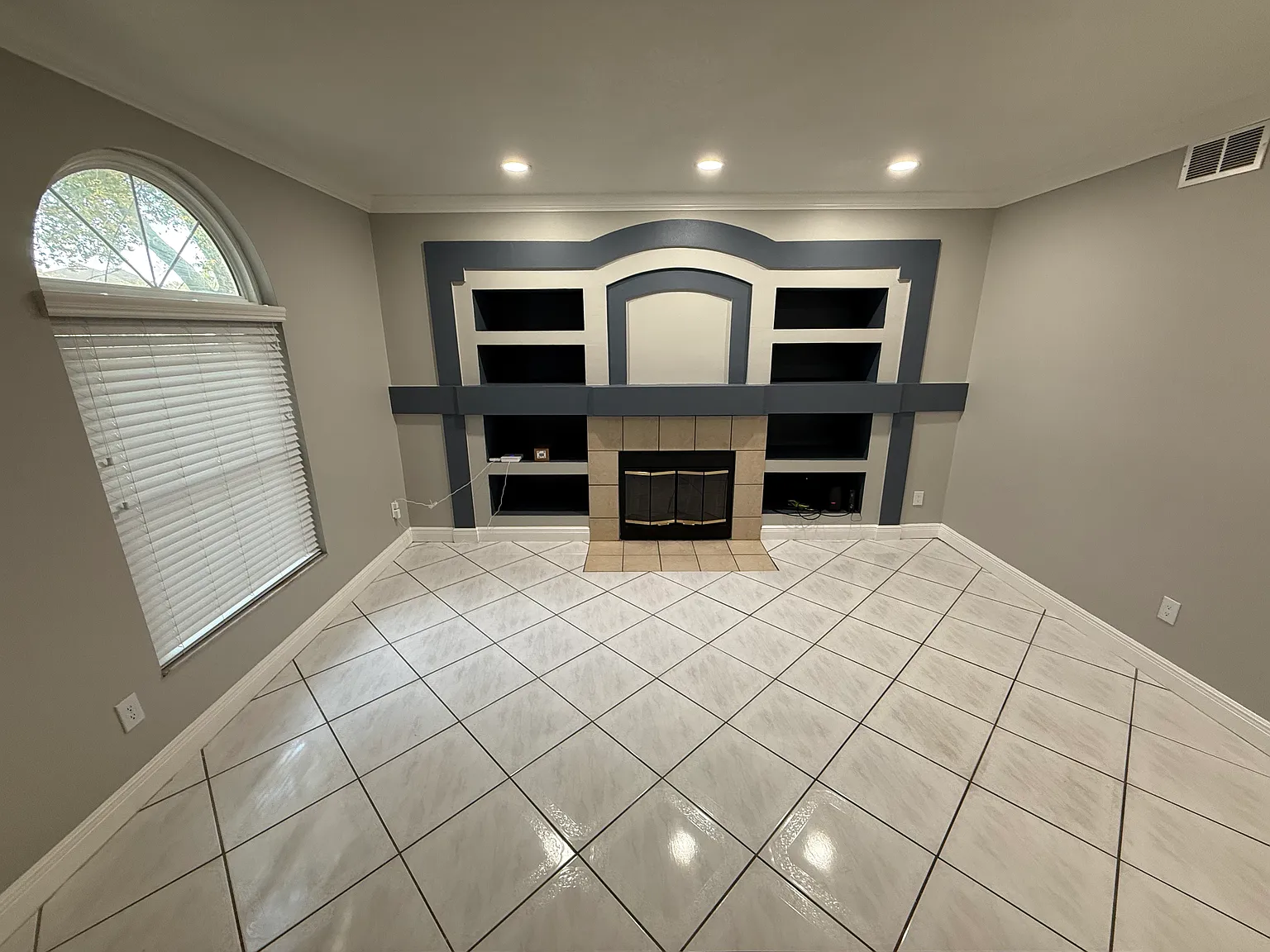 5 bed, 2564 sqft, $3,500 — Photo 2