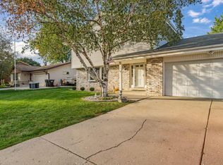 15290 W Glenora Ct, New Berlin, WI 53151