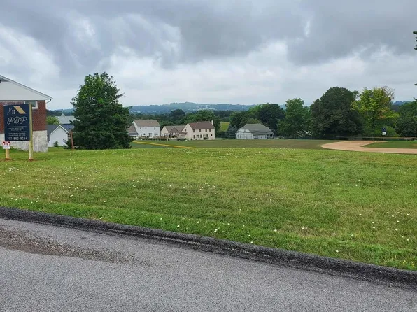 11 W Crestlyn Dr, York, PA 17402