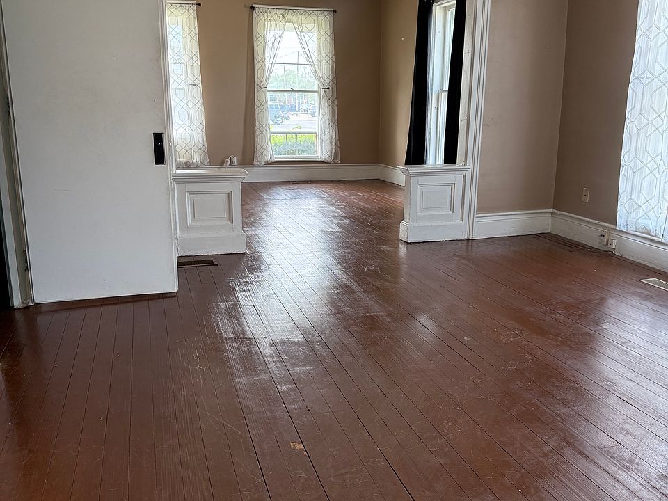 2nd image of 216 Madison St