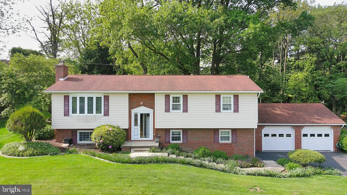 195 Echo Dr photo 1