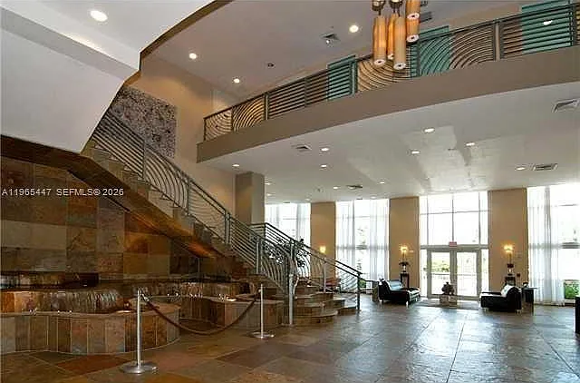 Duo Comdominium East — Photo 3