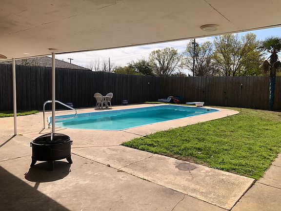 3rd image of 1910 Kentwood Ln