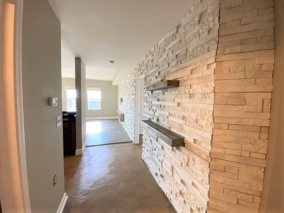 2nd image of 925 N Lincoln St #6G-S