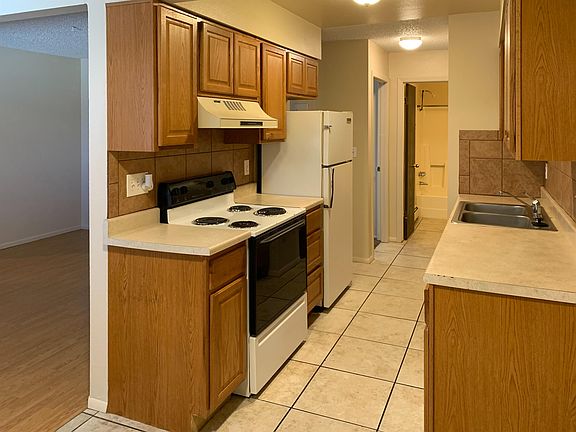 3rd image of 1252 Dewar Dr #11