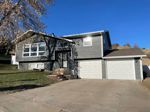 608 Yucca Dr, Pierre, SD 57501