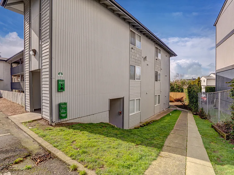 Park Ridge Apartments — Photo 24