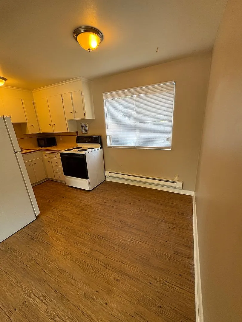 4255 Gilman Ave W — Photo 2