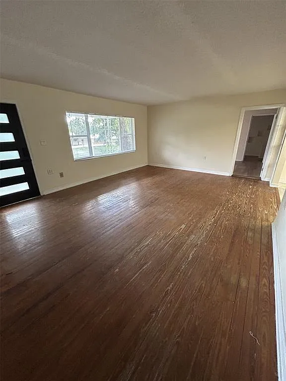 4 bed, 2.0 bath, 1972 sqft, $2,800 — Photo 3