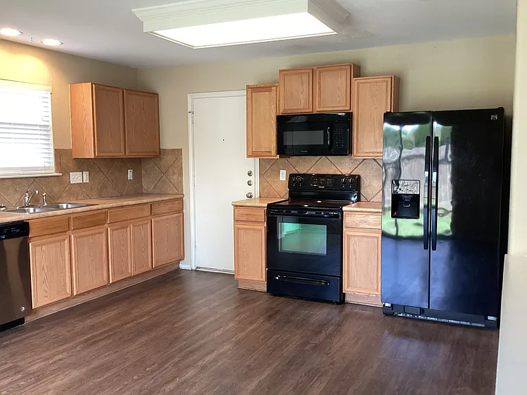 113 Hays Forest Cv — Photo 2
