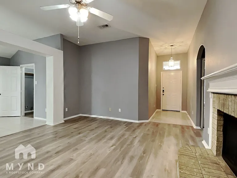 1815 Sherwood Forest Cir — Photo 7