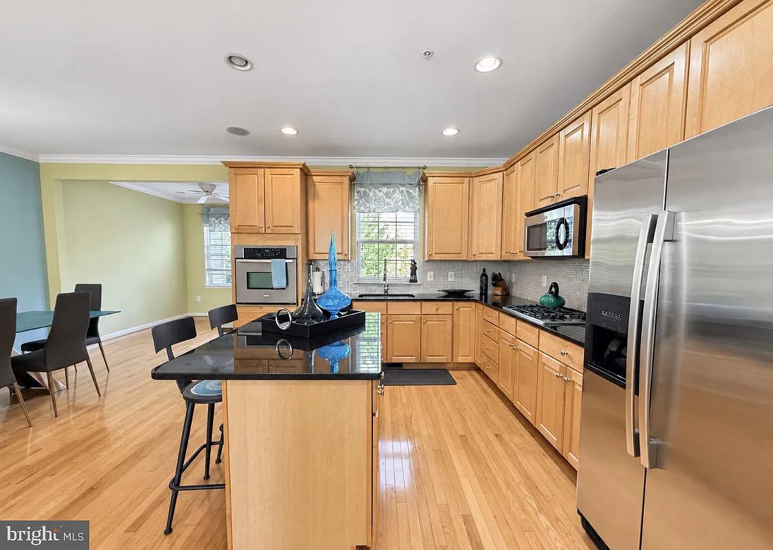 3 bed, 4.0 bath, 2300 sqft, $3,200 — Photo 4