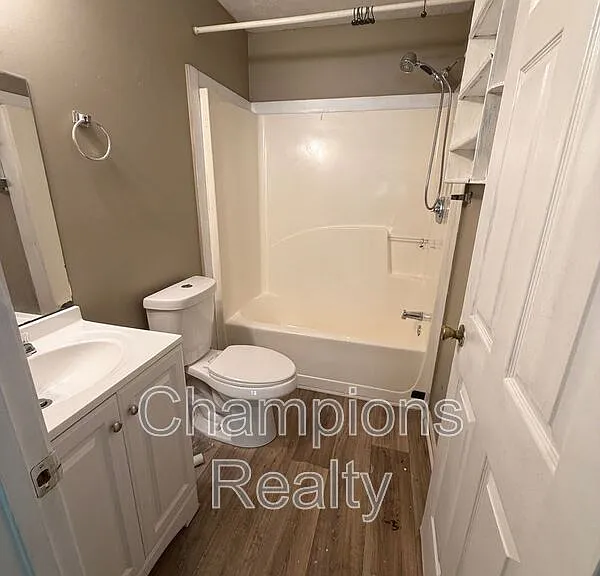 1502 Baker St — Photo 4