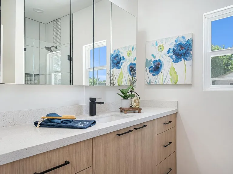 731 Beatrice St — Photo 16