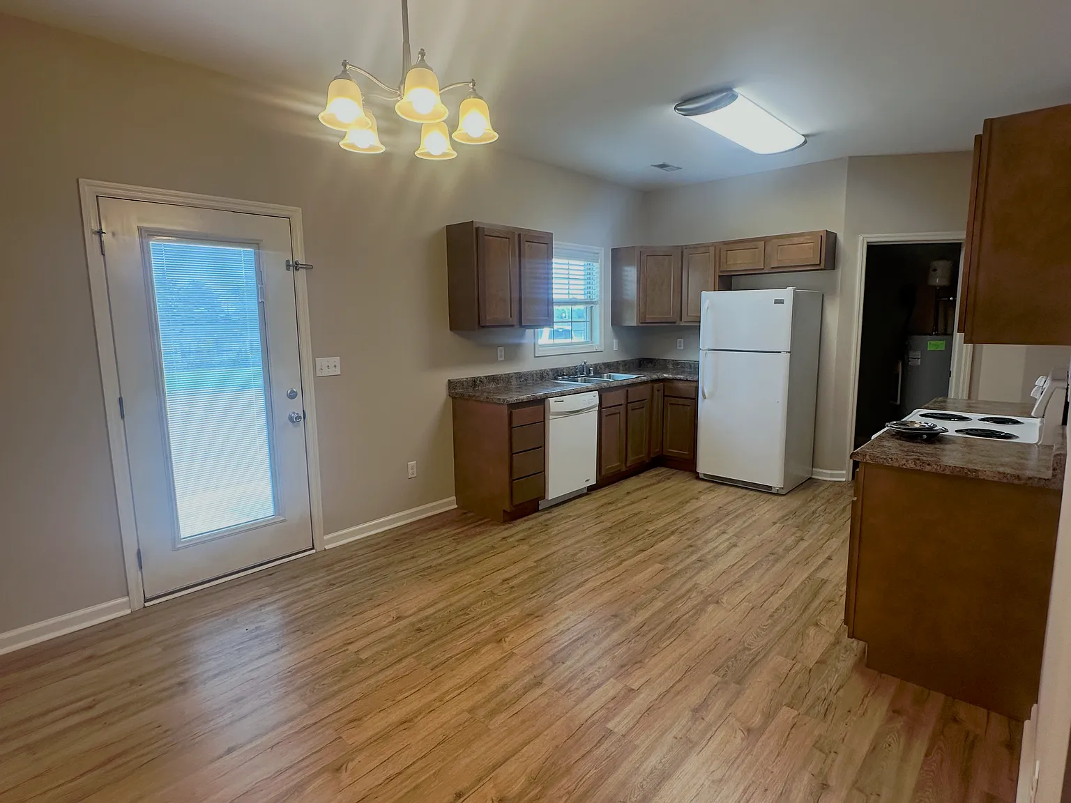 3 bed, 2.5 bath, 1400 sqft, $1,400 — Photo 2