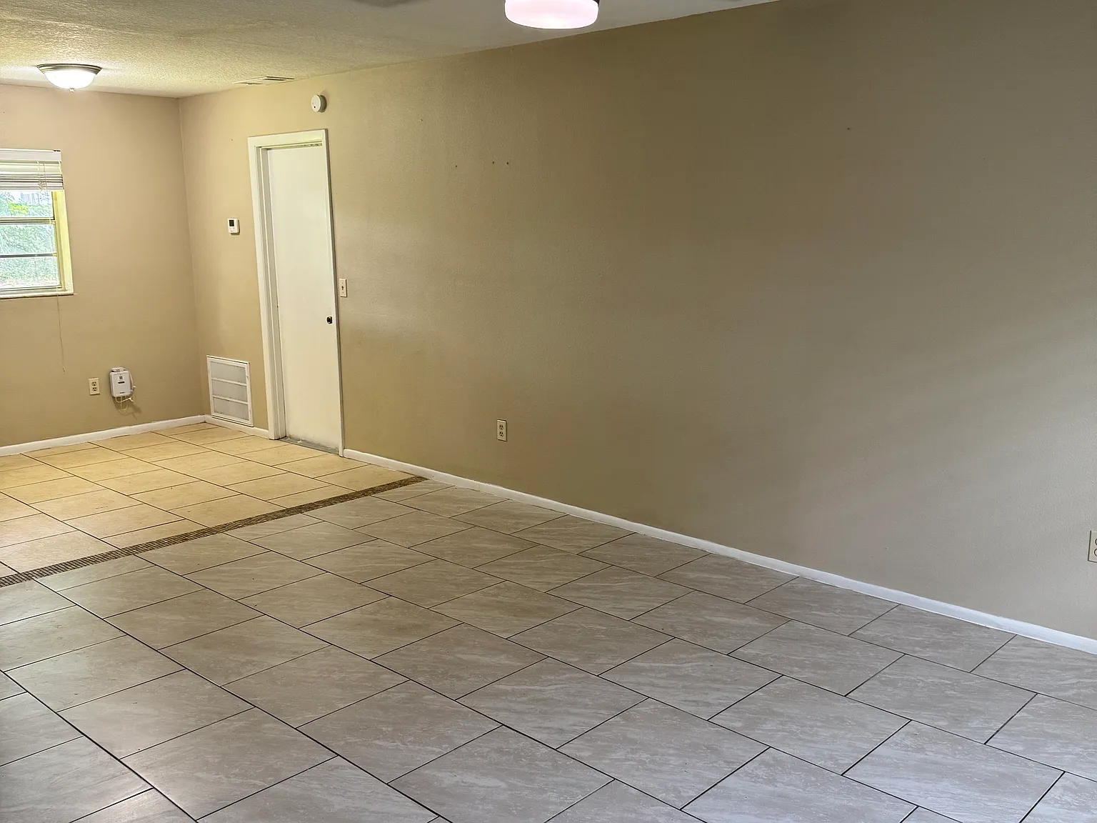3 bed, 1026 sqft, $2,200 — Photo 2