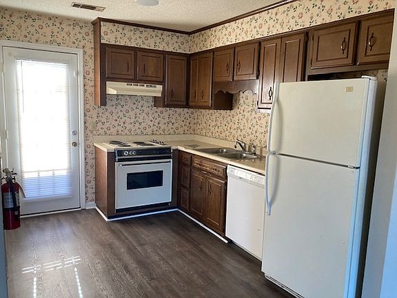 2nd image of 140 Lanier Dr #101