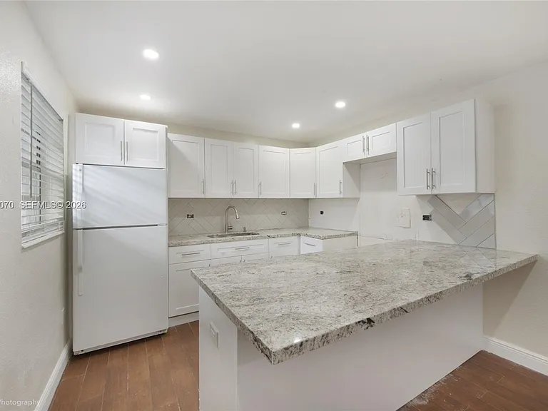 5100 W Flagler St #302 — Photo 9