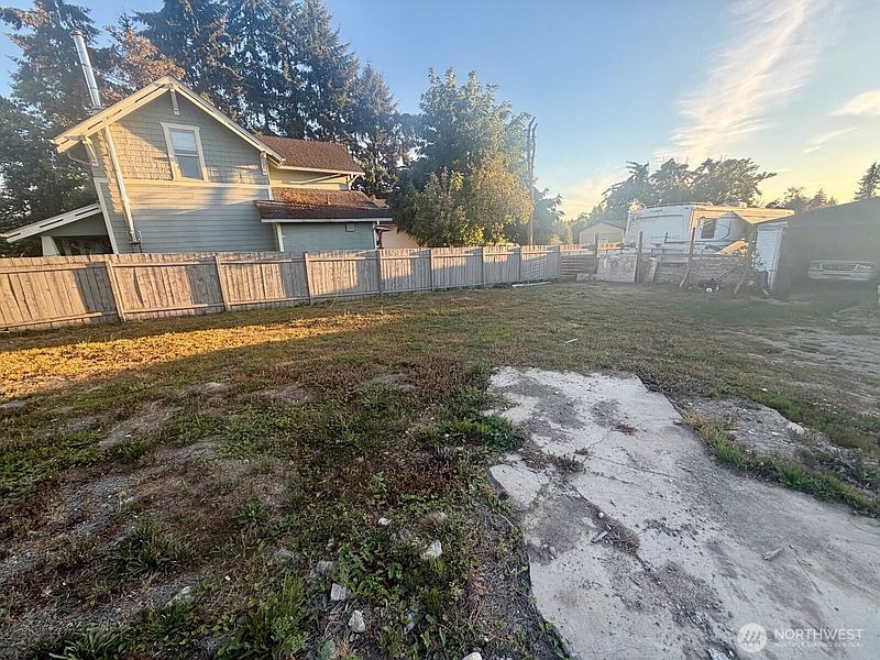 3rd image of 9602 Waller Road E