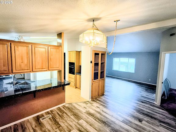 3rd image of 180 Twin Oaks Loop