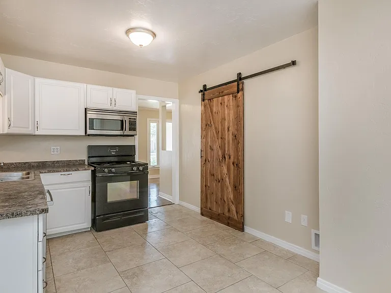 1612 Crockett St — Photo 7