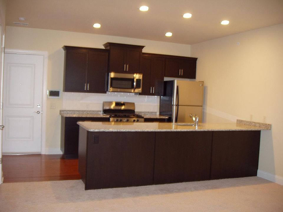 Kitchen w Stainless Finish