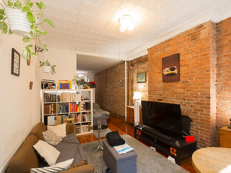 419 E 9th St #4 — Photo 2
