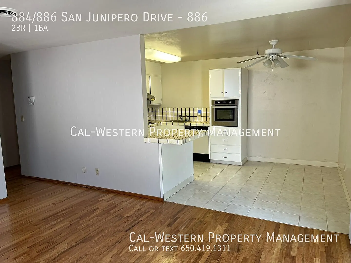 Bright 2BR/1BA Duplex with Private Yard, Attached Garage & Prime Location! _ bring your pets! — Photo 2