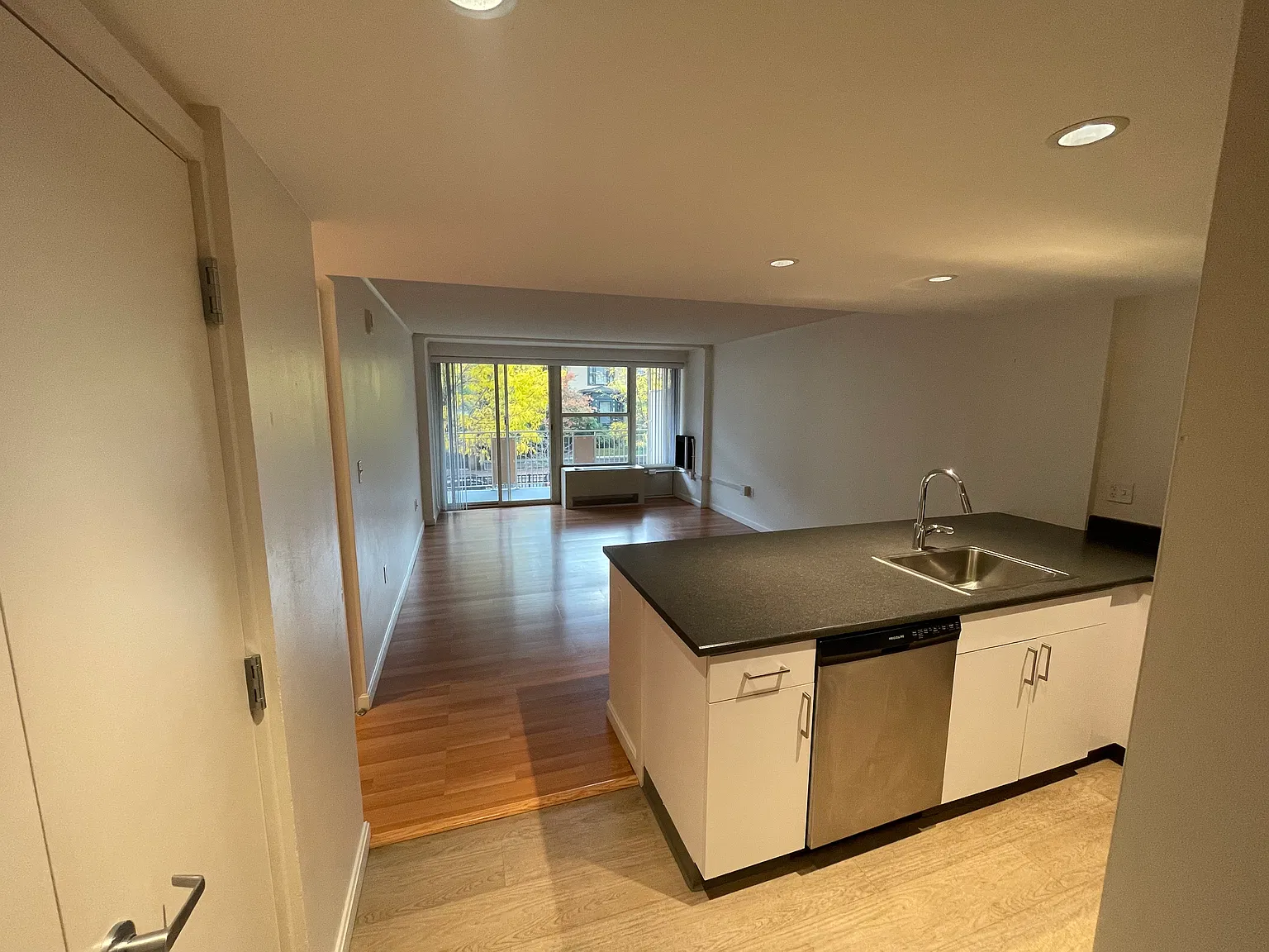2 bed, 800 sqft, $3,750 — Photo 4
