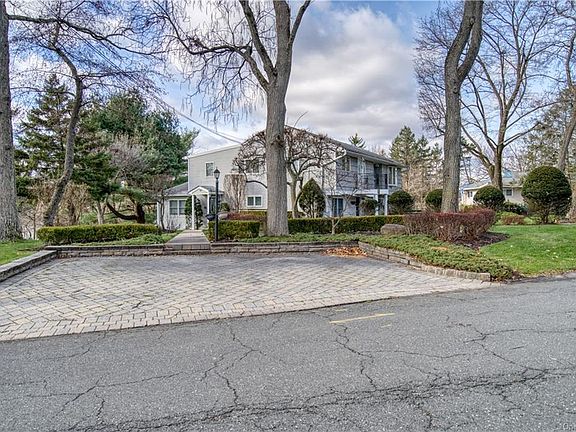 5th image of 14 Joan Ln