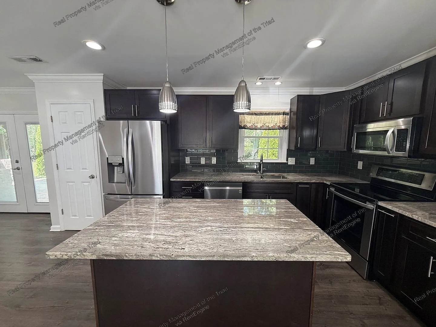 3 bed, 2.5 bath, 1250 sqft, $1,750 — Photo 3