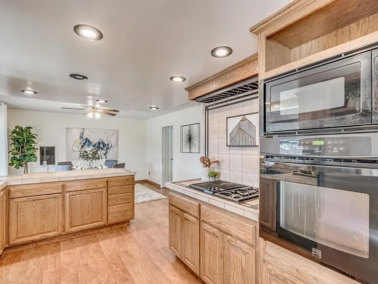 1753 Meadowvale Way — Photo 2