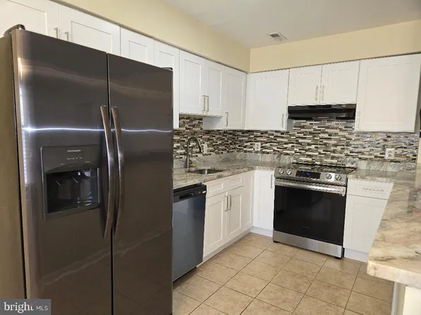 17 Bridgewater Dr, Marlton, NJ 08053