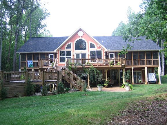 Huge Decks w Hot Tub