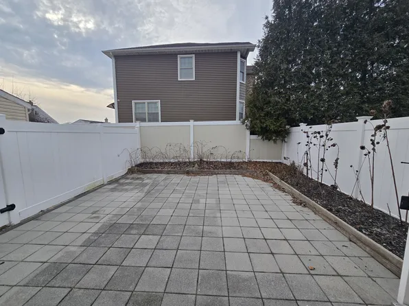 (undisclosed Address), Lindenhurst, NY 11757