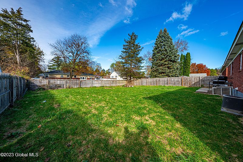 5th image of 102 Beacon Avenue
