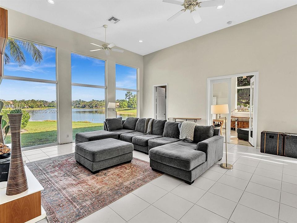 1st image of 2756 Meadowood Dr #2756