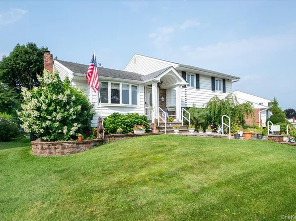 38 Colony Lane, Syosset, NY 11791