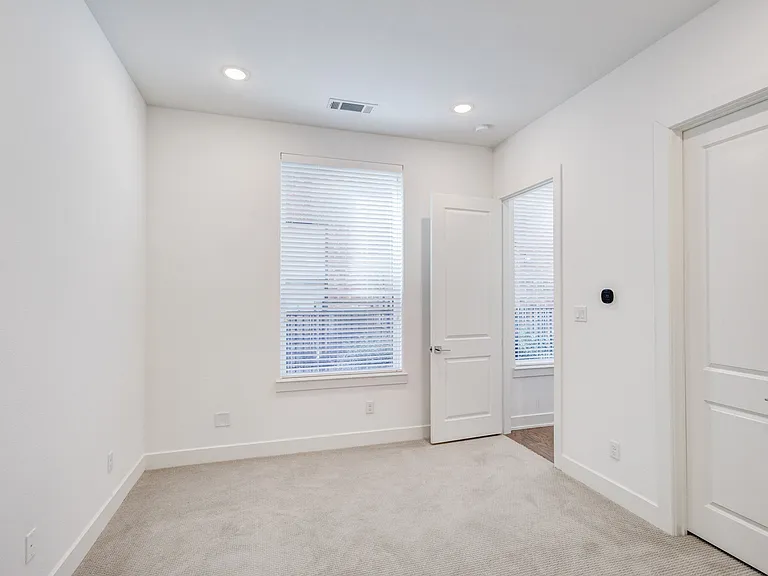 114 E Chester Ct — Photo 4