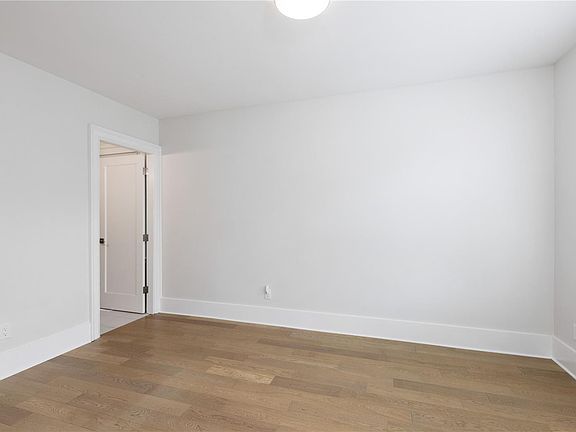 5th image of 2052 Carrick St