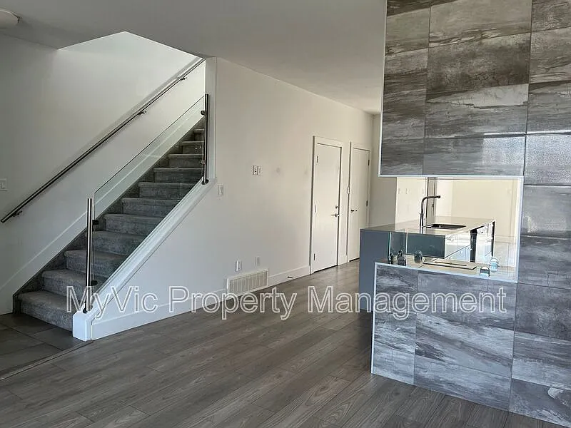 3 bed, 2.0 bath, $2,025 — Photo 4